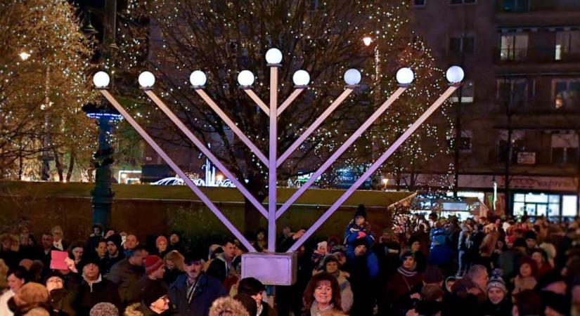 Gyertyagyújtással, tűzzsonglőrökkel és utcabállal is ünneplik a hanukát Debrecenben