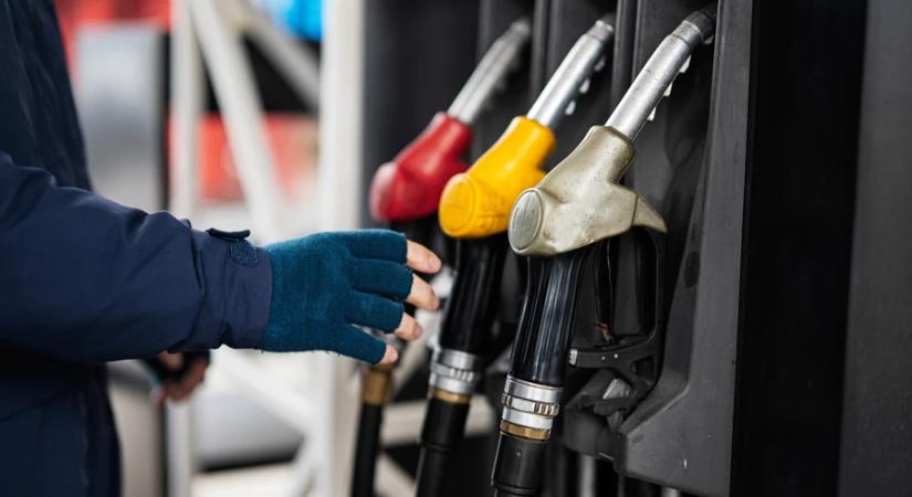 Vizet tankolt az M7-es autópálya közelében a sofőr