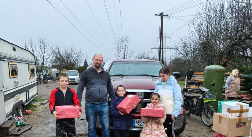 László negyedmillió forintot adott a lakókocsiban élő nehéz sorsú győri családnak