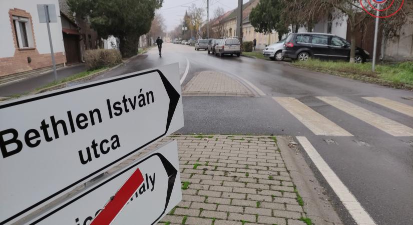 Mától tilos megállni a Bethlen István utca páros oldalán