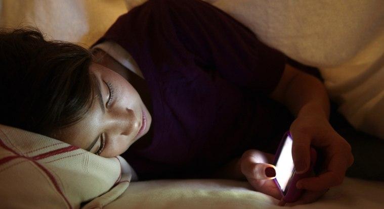 Éjszakai képernyőidő: a gyerekek többsége akkor is telefonozik, amikor már aludnia kellene
