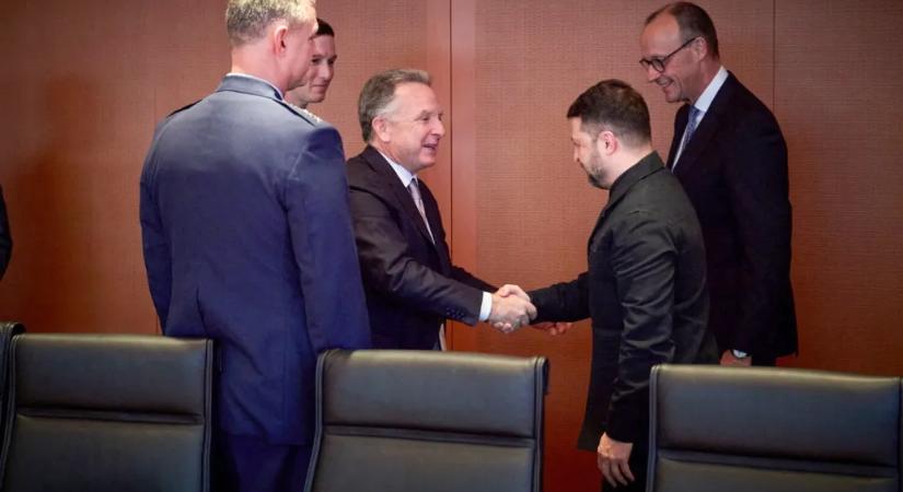 Trump embere Berlinben győzködi Zelenszkijt a Kremlnek megfelelő béketerv elfogadásáról