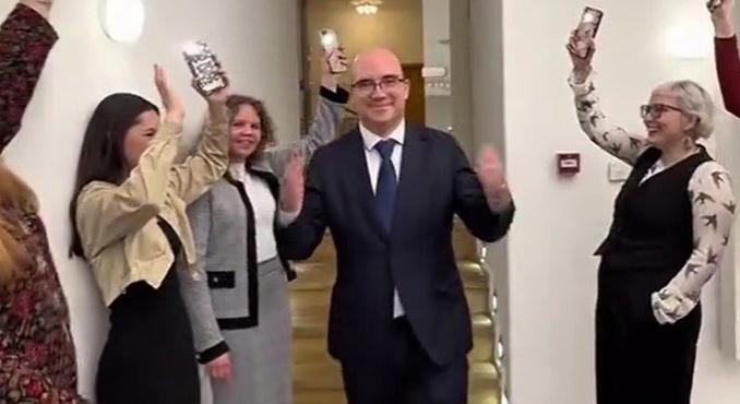 Remek érzékkel választott dalt Maruzsa Zoltán bevonulásához az Országos Diáktanács