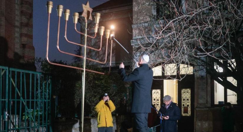 Hanuka első napja: meggyújtották az első gyertyát és emlékkövet avattak