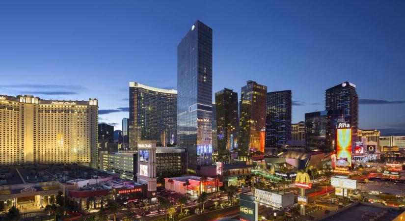 Beperelte a kaszinót, mert 75 ezer dollárt veszítve és megbilincselve ébredt