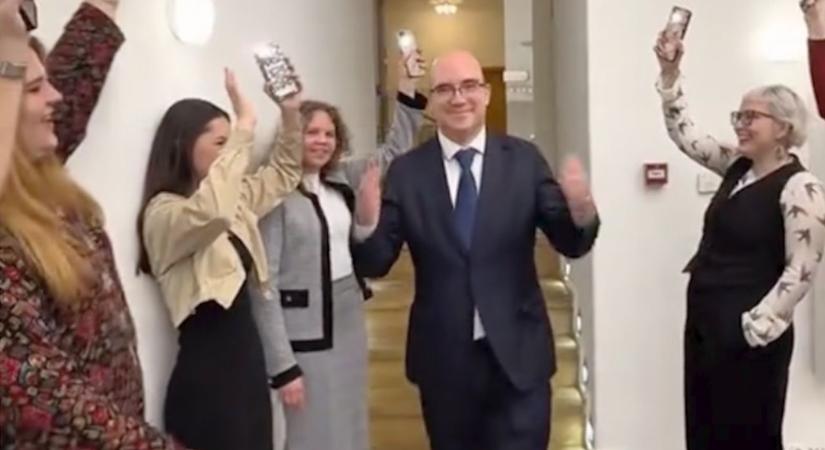 Elképesztően ocsmány szövegű dalt kevertek az oktatásért felelős államtitkár videója alá