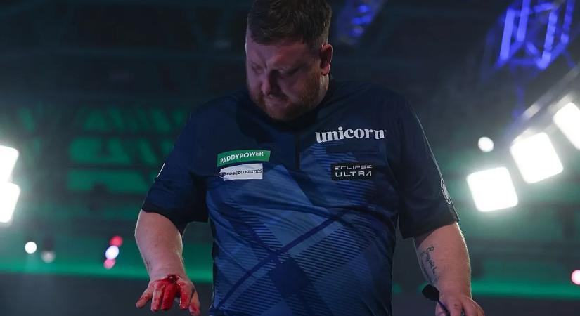 Menzies bocsánatot kért azért, amit a darts-vb színpadán művelt.