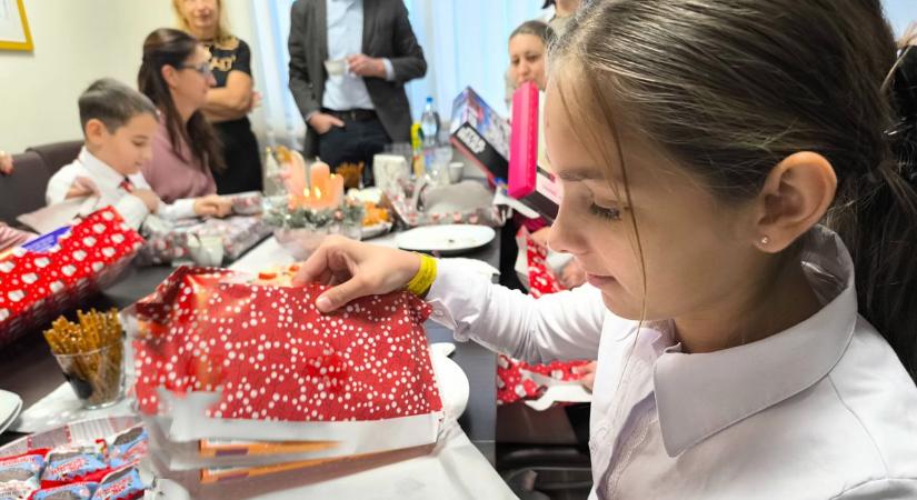 Több tonnányi ajándék csalt mosolyt a Szent Ágota gyermekei arcára