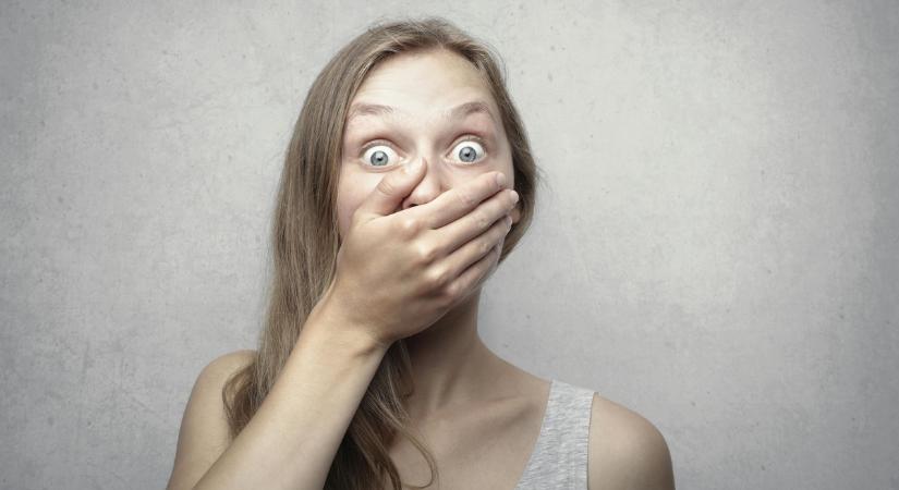 Sokkoló: a nézők szeme láttára gondozójára támadt egy medve! – Videó