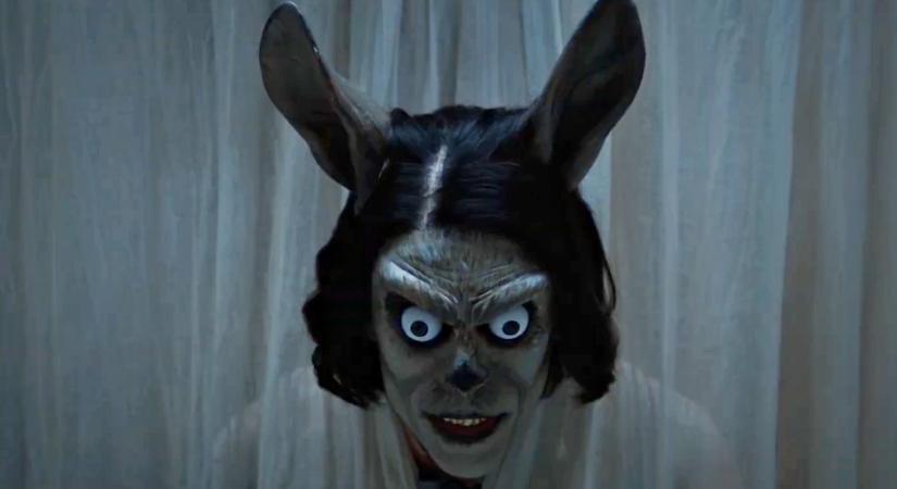 Megérkezett az első kedvcsináló előzetes az új horrorfilmhez, a Hokumhoz, amelyben egy boszorkány tartja rettegésben a világtól elzárt kis falut