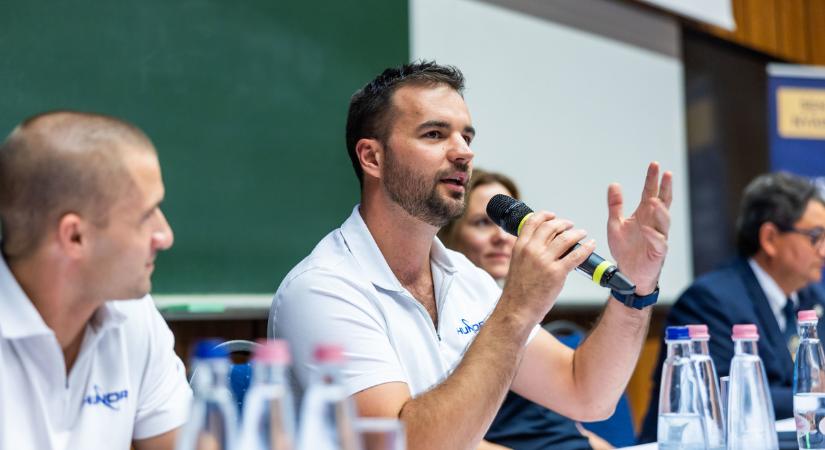 „Én már nevelgettem debreceni palántákat a világűrben”- Címzetes egyetemi docensi címet kapott Kapu Tibor