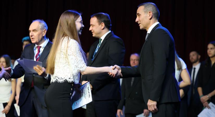 KASI gála 2025: díjazták Kaposvár legeredményesebb utánpótlás sportolóit