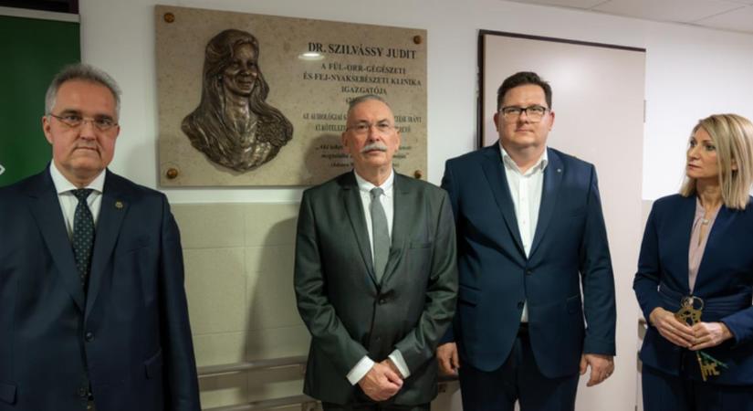 Elhunyt klinikai igazgatójának, Szilvássy Juditnak állított emléket a Debreceni Egyetem