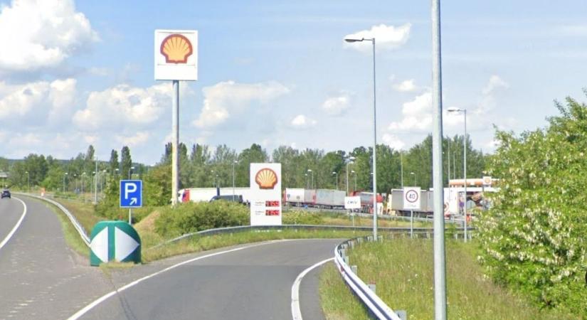 Képtelen történet! Vizet tankolhatott egy autós a forgalmas benzinkúton a zalai megyehatárnál