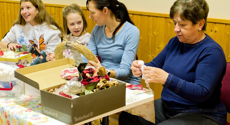 Karácsonyi kézműveskedés az újrahasznosítás jegyében a Zanati Közösségi Házban