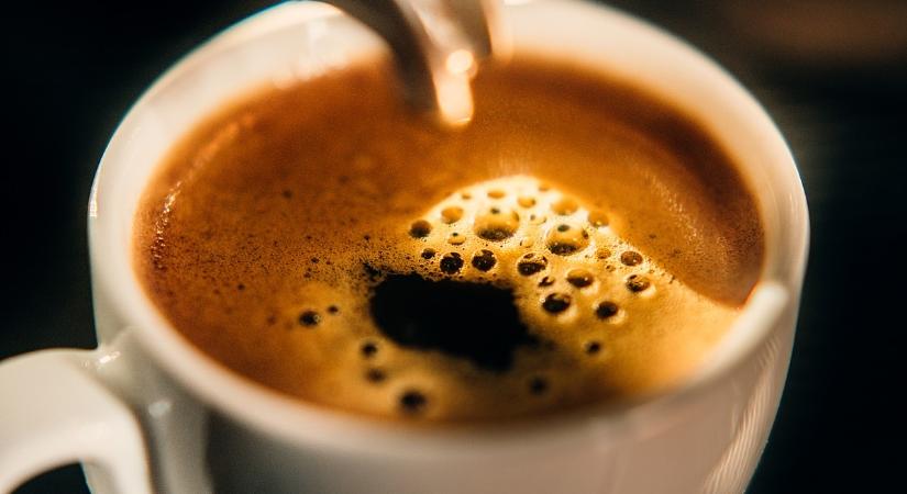 Drága marad a reggeli kávé: rossz hírt kaptak a fogyasztók