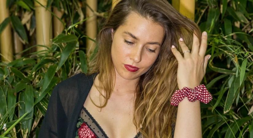 Ezt nem láttuk jönni: Rubint Rella pont a keblei közé fotózott