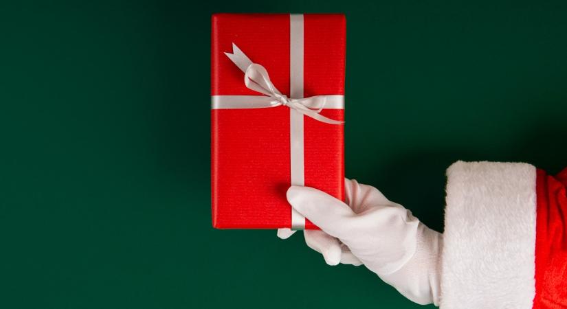 Már 64 éve segít és jótékonykodik Mikulásként egy angol férfi