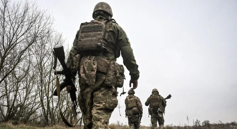 Diákok tízezreit küldik a frontra Ukrajnában, fogynak a katonák