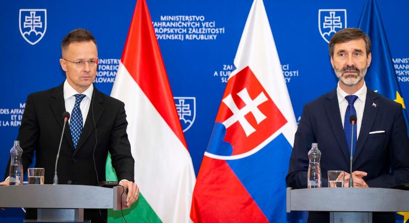 Szijjártó lépéseket ígér a Beneš-dekrétumok megkérdőjelezését büntető törvény miatt