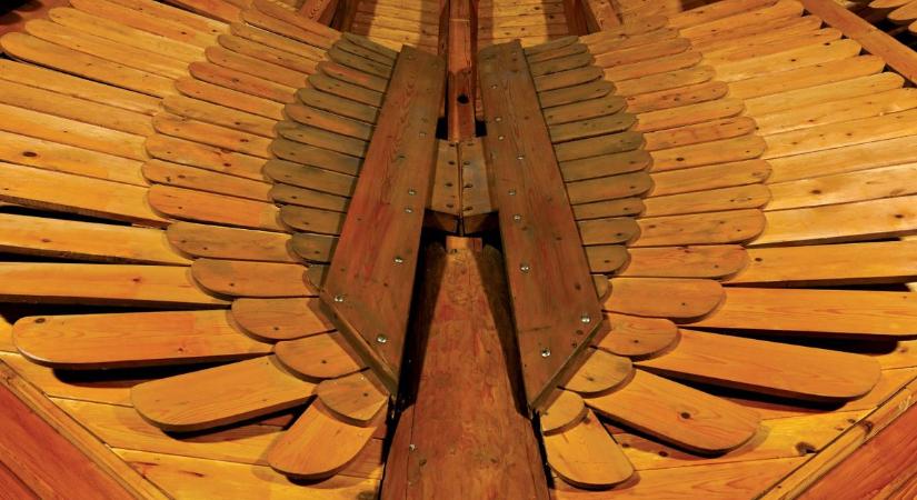 Vitán felül, ihlet szárnyán: az „Angyalok és építészet – Makovecz Imre 90” című kiállításról