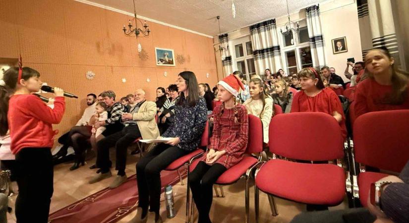 Énekszóval és hangszeres produkciókal köszöntötték a zeneiskolások a Mikulást