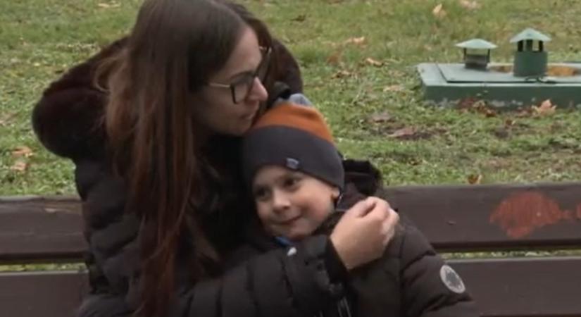 Élvezi a kisfiú, hogy hősnek nevezik, miután megmentette az anyukáját