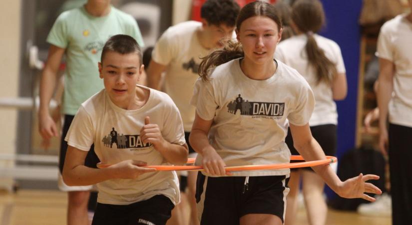 A felnőtt csapat játékosaival versenyeztek a Dávid Kornél KA fiataljai – galéria