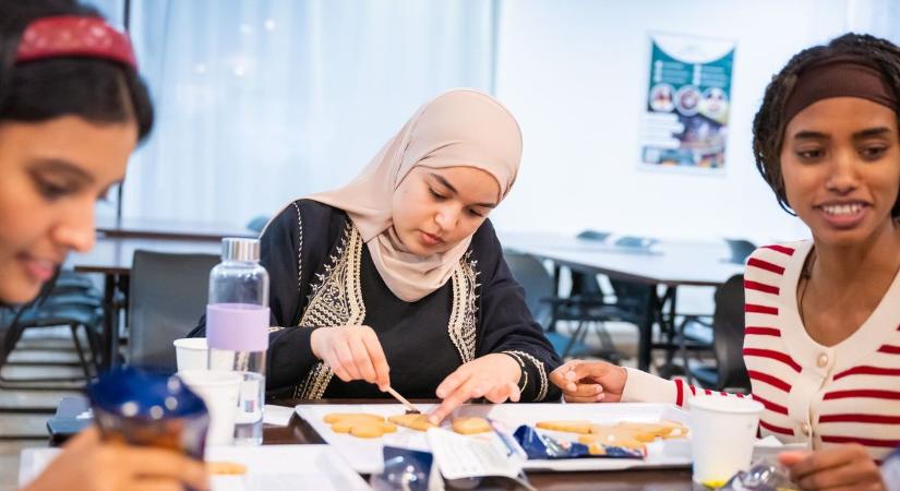 A fény szerepe a világvallásokban: közös ünnepi programra gyűltek össze a Széchenyi Egyetem hallgatói - fotók