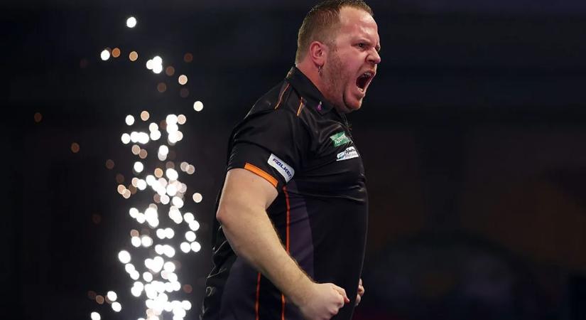 Van Duijvenbode 111-es átlaggal nyerte meg döntő szettjét a darts-vb-n