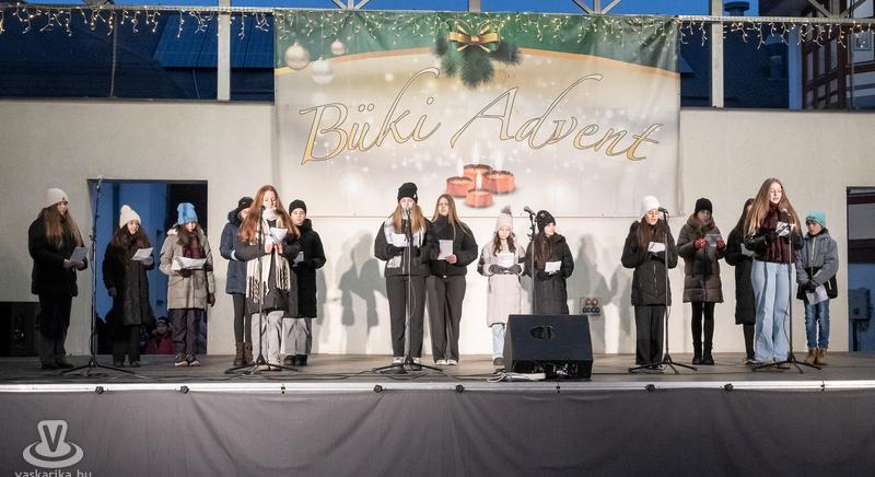 Fellobbant a harmadik gyertya lángja a büki adventi koszorún
