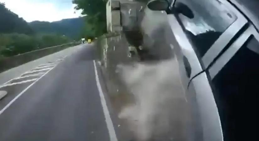 Megpróbált betolakodni a teherautó elé, iszonyatos baleset lett belőle - videó