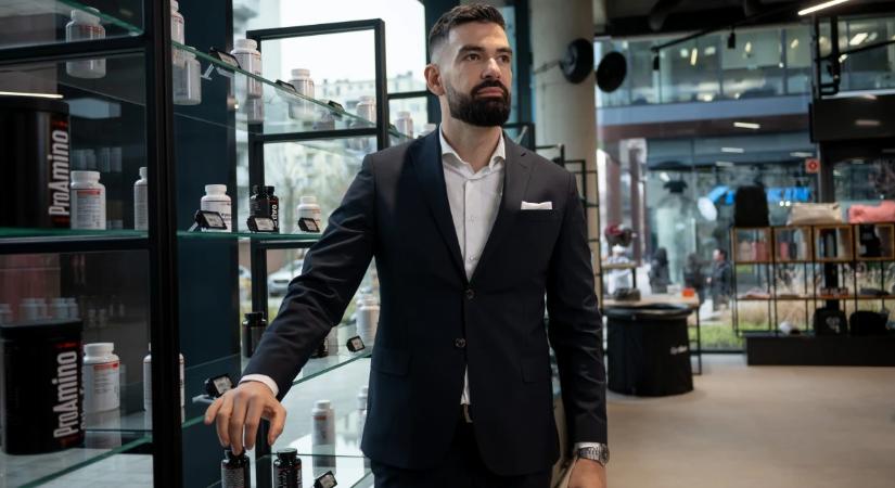Babzsákbolttal kezdte, ma 58 milliárd forint a selfmade fitneszkirály vagyona, akinek van magyarázata a 250 milliós athéni céges bulijukra is