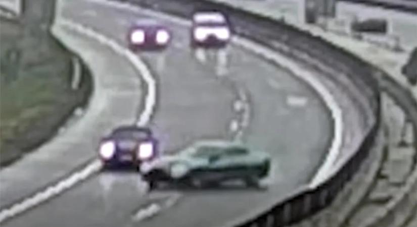 Sávot akart váltani az M3-ason, az árokban végezte - videó