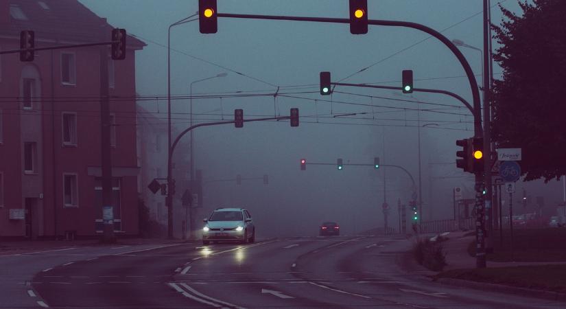 Ködre és csúszós utakra figyelmeztetnek a meteorológusok