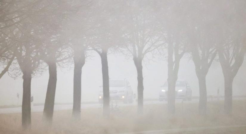 Kitart a párás, ködös idő