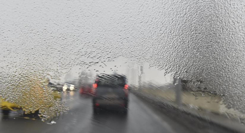 Ónos esőt és jeges utakat hozhat a kedd, érdemes felkészülni