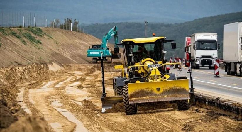 Átadják az első utat, amit kínaiak építettek, máris óriási a balhé: három évet csúsztak a határidővel, eltiltották őket a közbeszerzésektől – nem is bánják Erdélyben