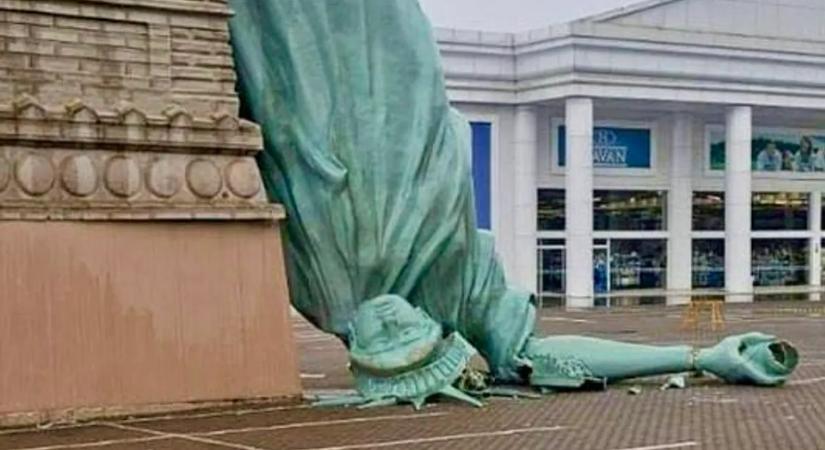 Ledőlt a Szabadság-szobor – videón a döbbenetes pillanat