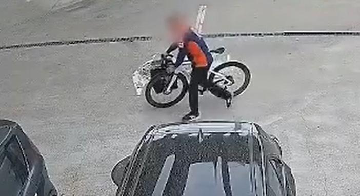 Lazán kitolták a világbajnok milliókat érő biciklijét a MotoGP szezonzárójáról