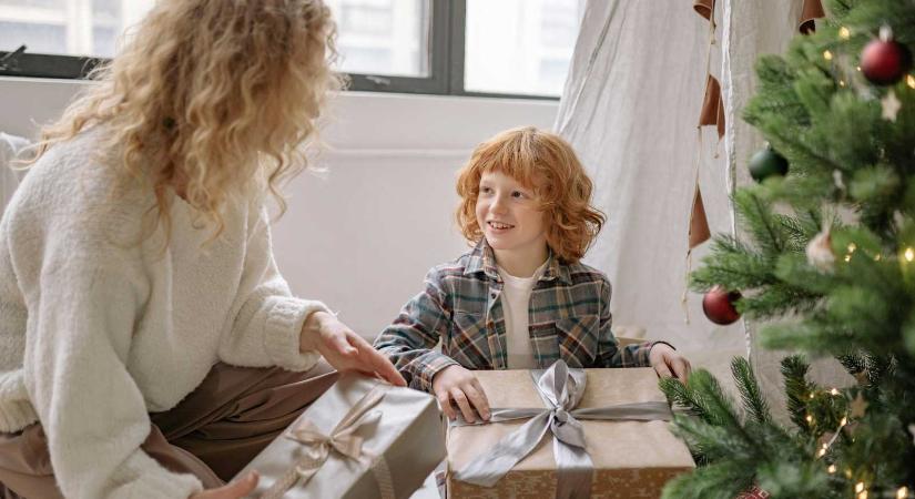 Drága ajándékok, olcsó megnyugvás? Miről szól valójában a túlköltekezés karácsonykor? (SZAVAZZ!)