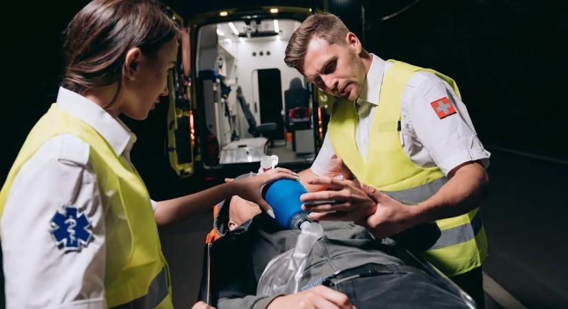 Drogkoktél után tárcsázta a férfi a segélyhívót