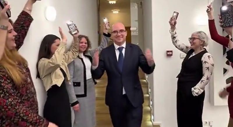 Az Országos Diáktanács szerint Maruzsa Zoltán hosszas unszolásra, „a zenéről mit sem tudva” vállalta az azóta törölt, kellemetlen TikTok-videót