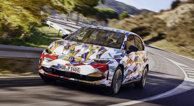 2 akkumulátorral, 3 motorral és jókora csomagtartóval támad a VW ID. Polo