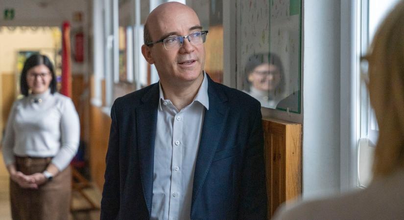 Az államtitkárt zavarba ejtő módon körülrajongó diákok szerint a videó „jó szándékkal” készült