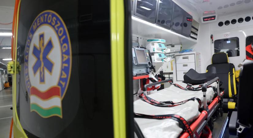 Tragikus baleset kora reggel: teherautó és kocsi karambolozott