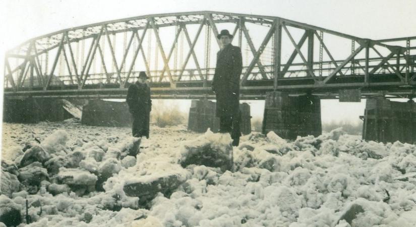 Hó borítja a várost, a folyót vastag jégpáncél fedi – miről mesélnek a fekete-fehér fotók?