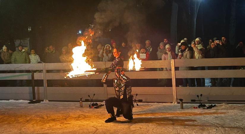 Látványos programmal nyitott a balatonfüredi jégpálya, de kevés a pingvin ( galéria, videó)