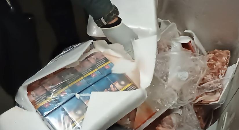 Fagyasztóládában rejtőzködött a csempészcigi