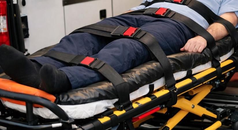 Hiába szíjazták le a mentőben a mezőkövesdit